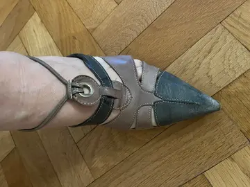 Sandales en cuir bleu et beige sur talons de 9 cm