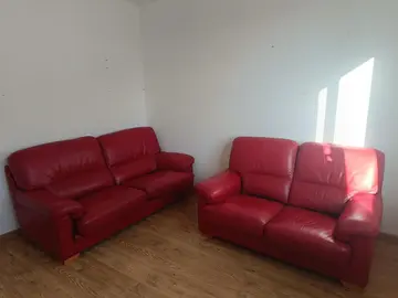 Deux canapés en cuir, un de 3 places et un de deux places,