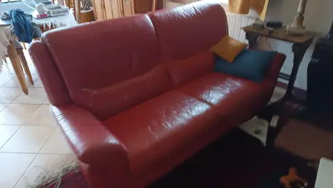 canapé rouge en cuir