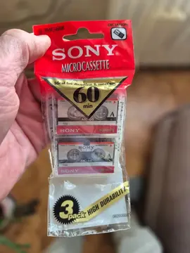 2 microcassettes pour dictaphones, caméras etc...