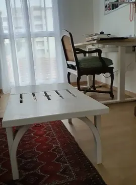 table d’extérieur basse, hauteur de 37 cm, blanche, rectangulaire : 89,5 cm x 52,5 cm.