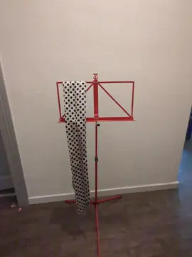 cravate blanche à pois noir