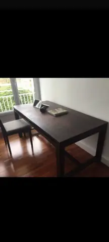 table en bois foncé