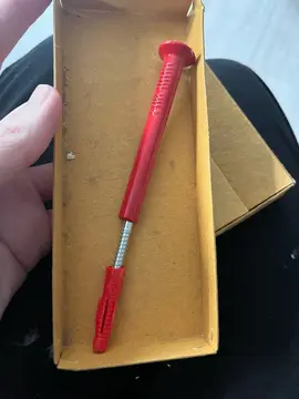 patère en forme de clou rouge