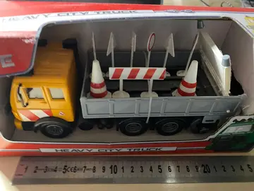 Camion avec panneaux routiers