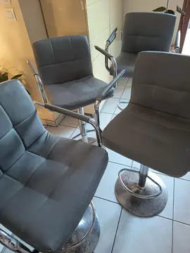 donne lot de 4 chaises de bar a restaurer