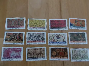 Série 12 timbres Tissu du monde 2011