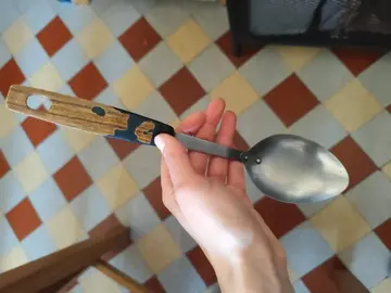 Grande cuillère en fer et manche bois