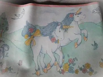 Grand sac de rouleaux de papier peint et frises entamés