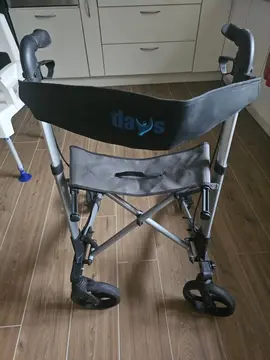 déambulateur roulant pliable avec assise
