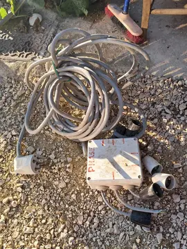 Boitier électronique avec diverses prises