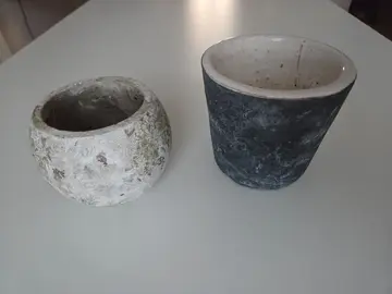 2 petits pots de fleur en terre