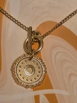 Collier doré avec médaillon