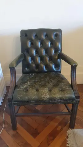 fauteuil capitonné avec accoudoirs