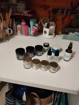 Flacons et pots vides en verre