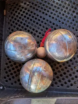 3 boules de pétanque, cochonnet, ficelle pour mesurer