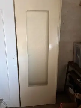 deux portes en bois et verre flouté