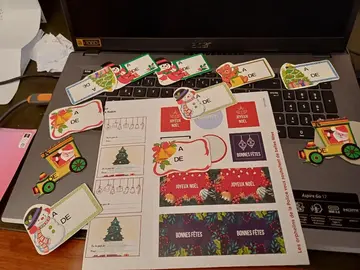 divers stickers et étiquettes