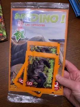 Album autocollants Super Dino de chez Quick, encore emballé