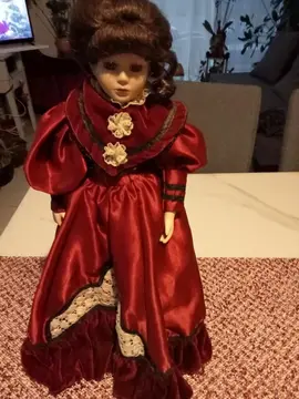 poupée en porcelaine