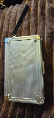 pochette métallique