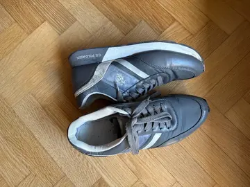 deux. Paires de baskets pointure 38.