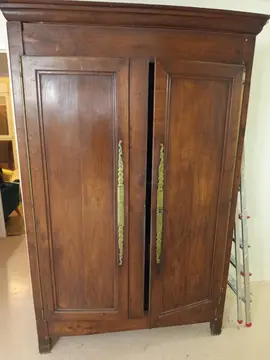 vieille armoire en bois massif