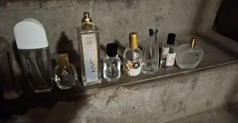 Bouteilles de parfum vides