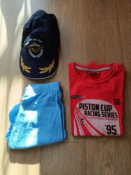 1 casquette, 1 short fin bleu 10 ans et 1 t.shirt rouge 10 ans