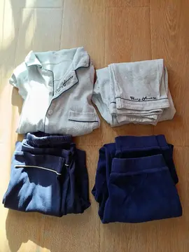 1 pyjama haut et bas taille 10 ans et 2 bas de pyjamas bleus taille 10 ans