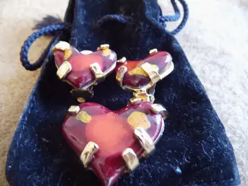 Broche et boucles d'oreille coeur