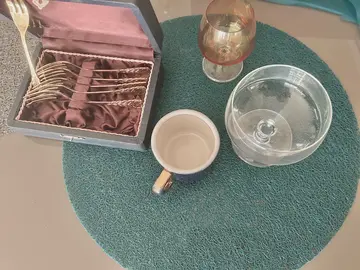 services différents verres (x6) et assiettes creuses et plates