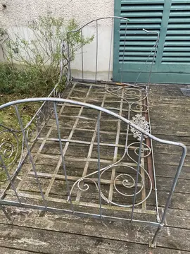 Lit ancien métal pour jardin