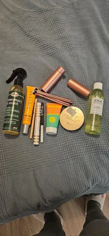 Cosmétiques et vêtements pour femmes