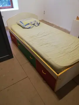 lit une personne avec 3 tiroirs de rangement