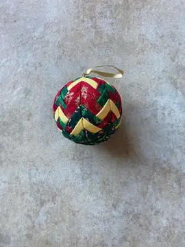 Boule de Noël en tissus façon patchwork
