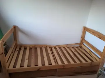 Lit en bois une place à réparer