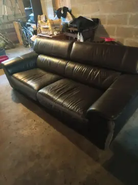 donne canapé cuir avec des manques, avec la housse