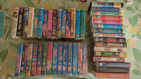 45 K7 vidéos AVEC le lecteur a brancher sur la télé