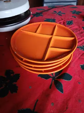 Assiettes, appareil à raclette, plat chat