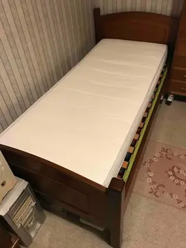 Chambre d'enfant (lit, table de nuit, secrétaire, étagère, tabouret)