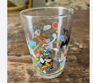 un verre à moutarde thème Mickey