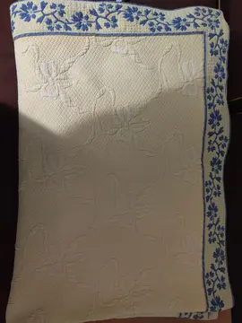 Dessus de lit jaune clair avec décorations fleurs (1 x place)