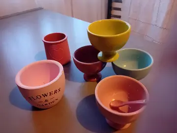 Ramequins, minuteur, sets de table.