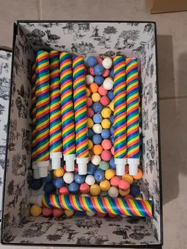 sarbacanes et boules multicolor papiers