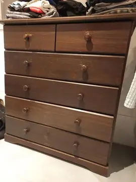 Commode en bois sombre