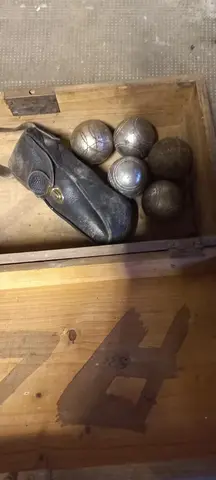 8 boules de pétanque à donner