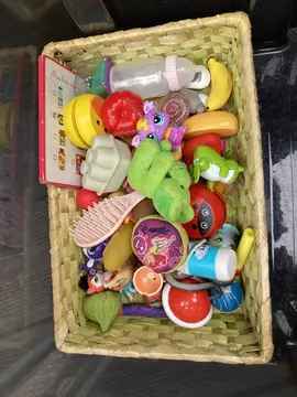 Lot jouets, éléments dinette...