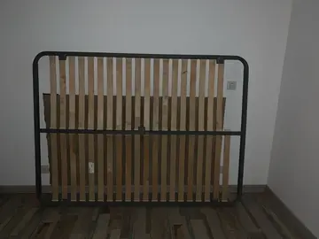 Sommier 140/200 sans pieds manque 1 latte