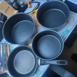 3 casseroles et 1 poêle